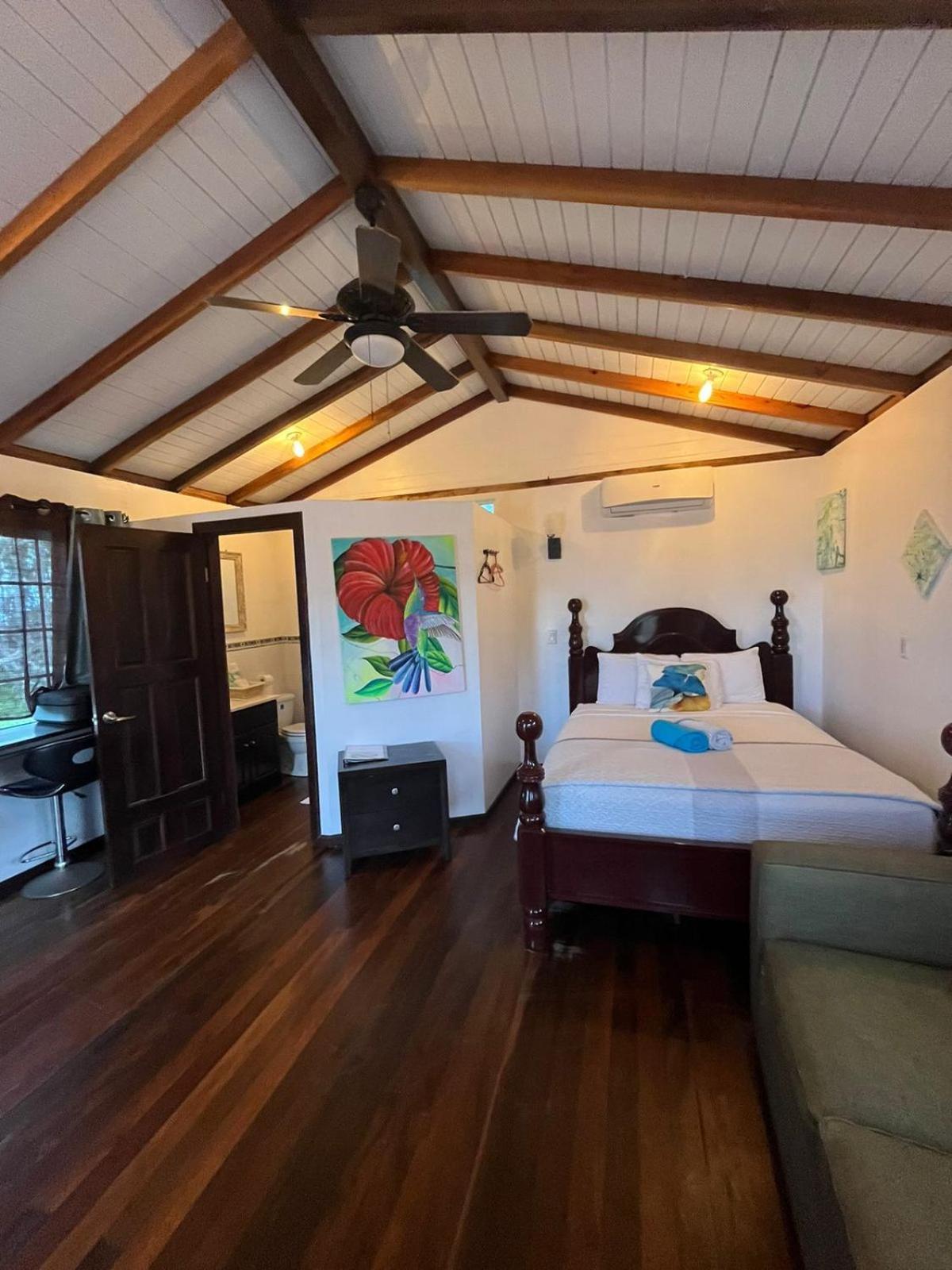 Seaside Chateau Resort Belize City Esterno foto