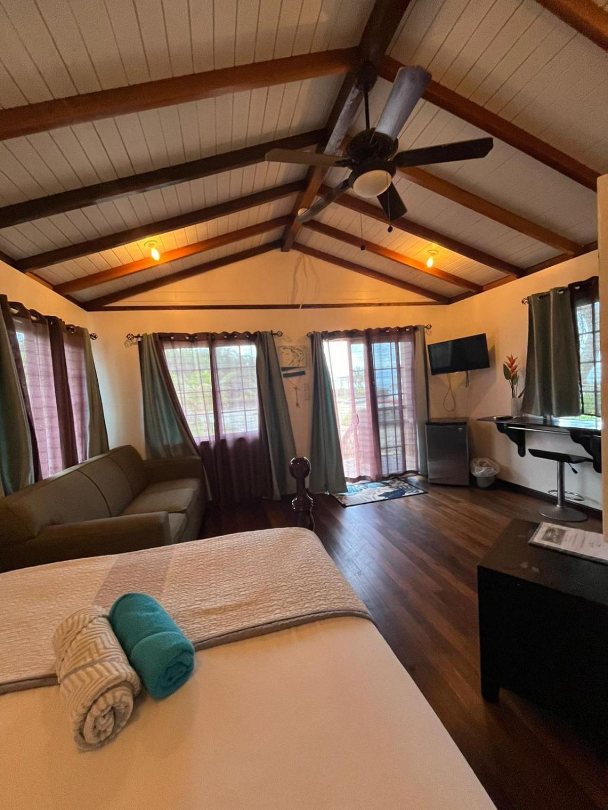 Seaside Chateau Resort Belize City Esterno foto