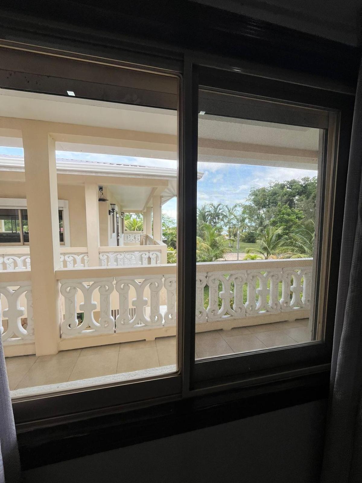 Seaside Chateau Resort Belize City Esterno foto