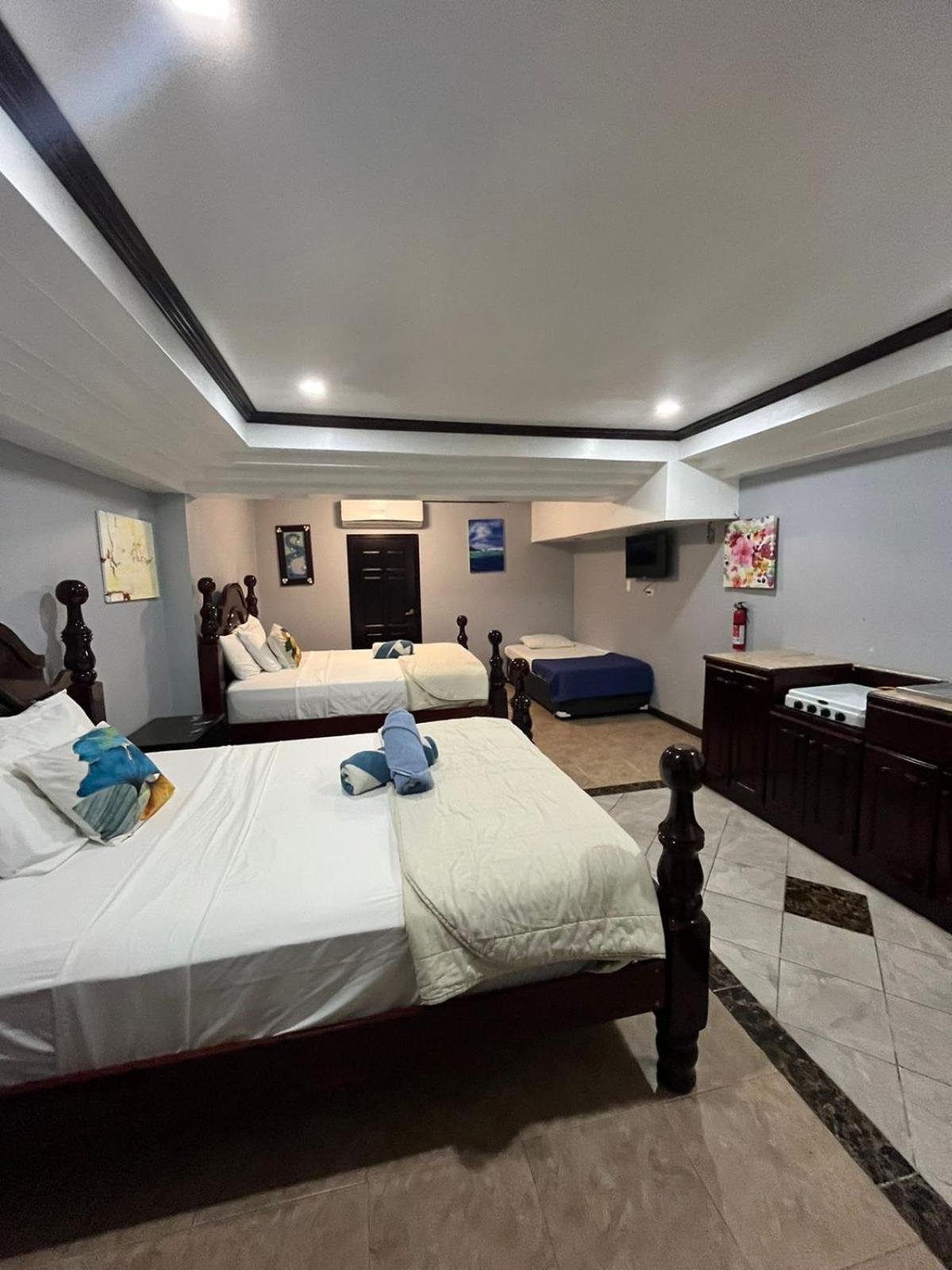 Seaside Chateau Resort Belize City Esterno foto