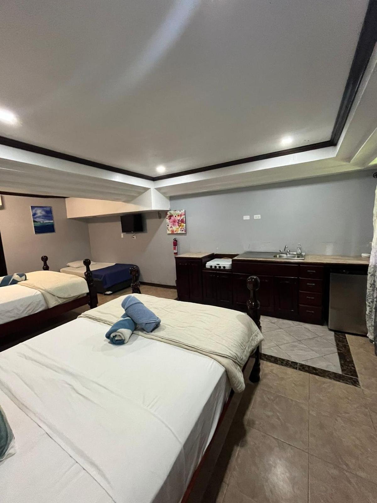 Seaside Chateau Resort Belize City Esterno foto