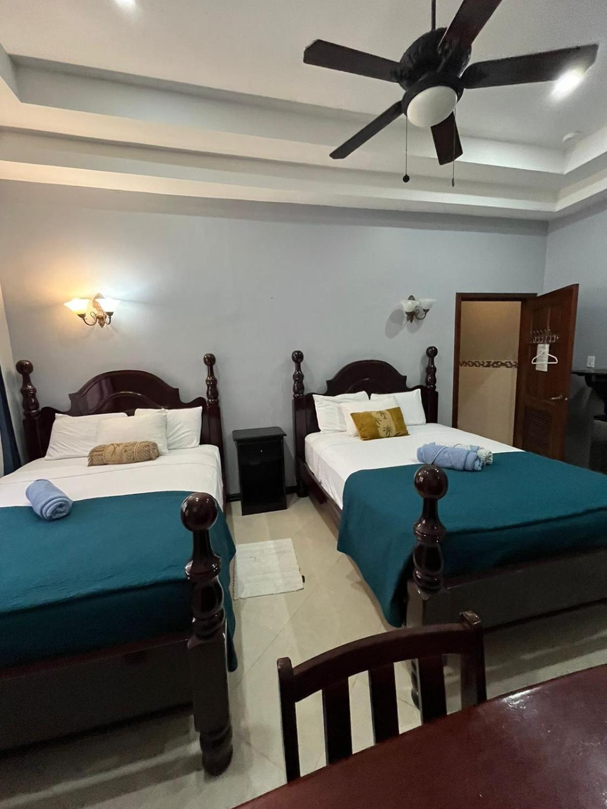Seaside Chateau Resort Belize City Esterno foto