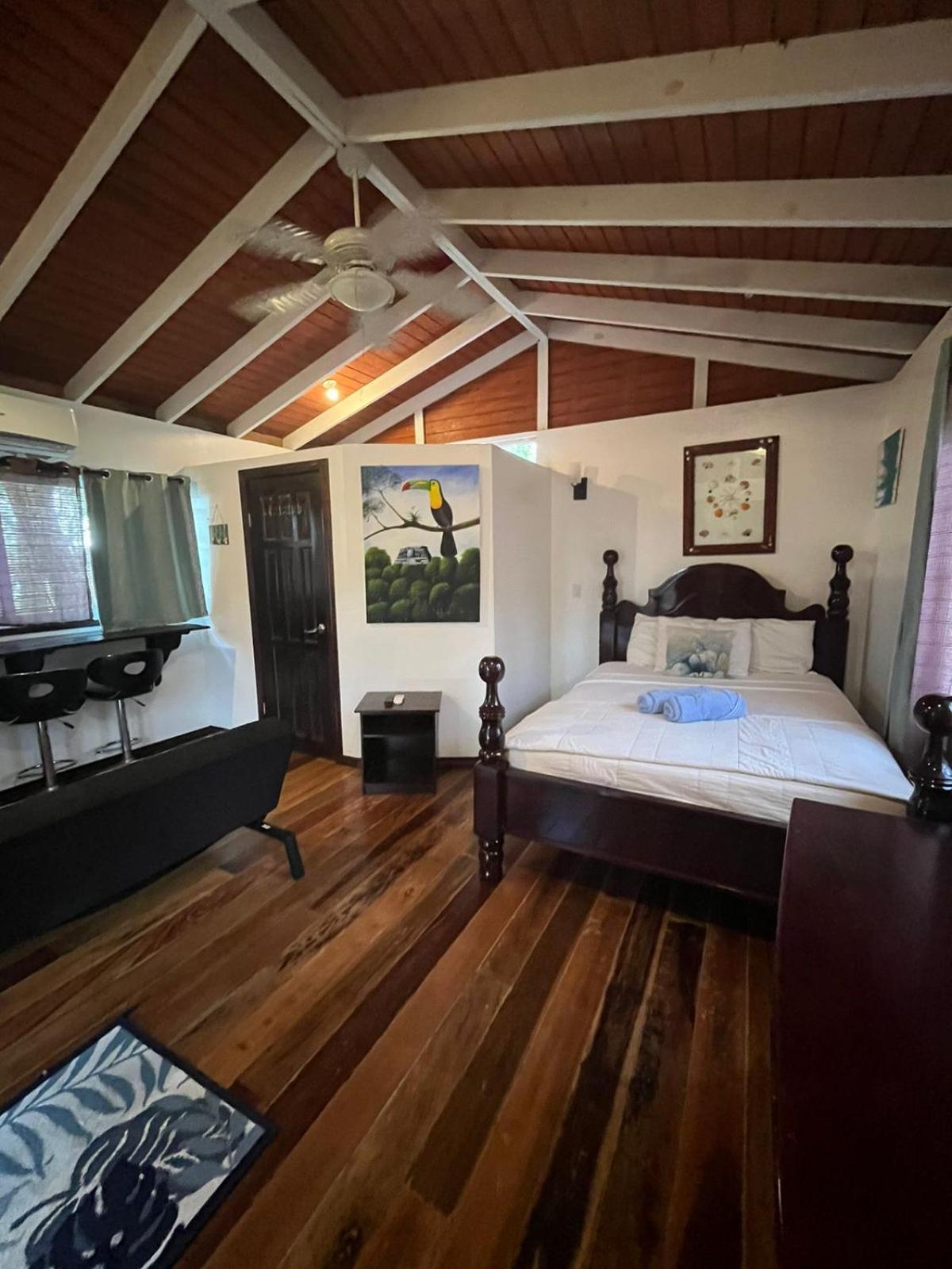 Seaside Chateau Resort Belize City Esterno foto