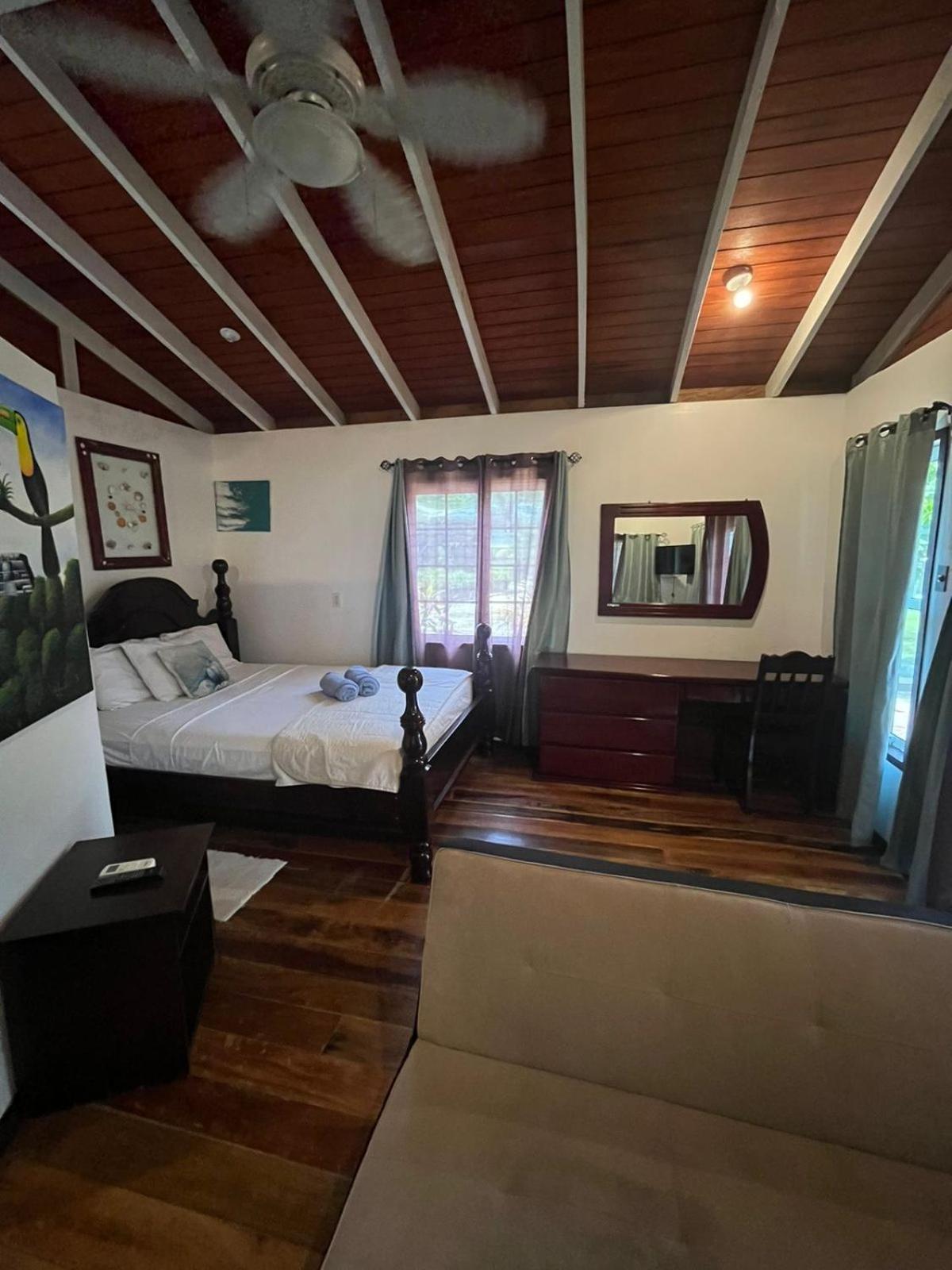 Seaside Chateau Resort Belize City Esterno foto
